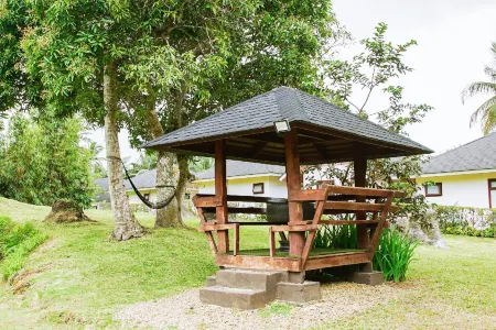 Lucia’s Bed and Breakfast Resort Отели рядом с достопримечательностью «Adventist University of the Philippines Academy»