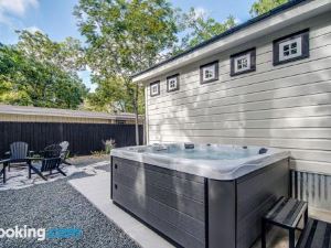 Southern Charm - Near Main with Hot Tub