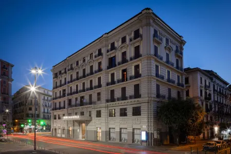 UNA HOTELS Napoli Отели рядом с достопримечательностью «Via Caracciolo e Lungomare di Napoli»