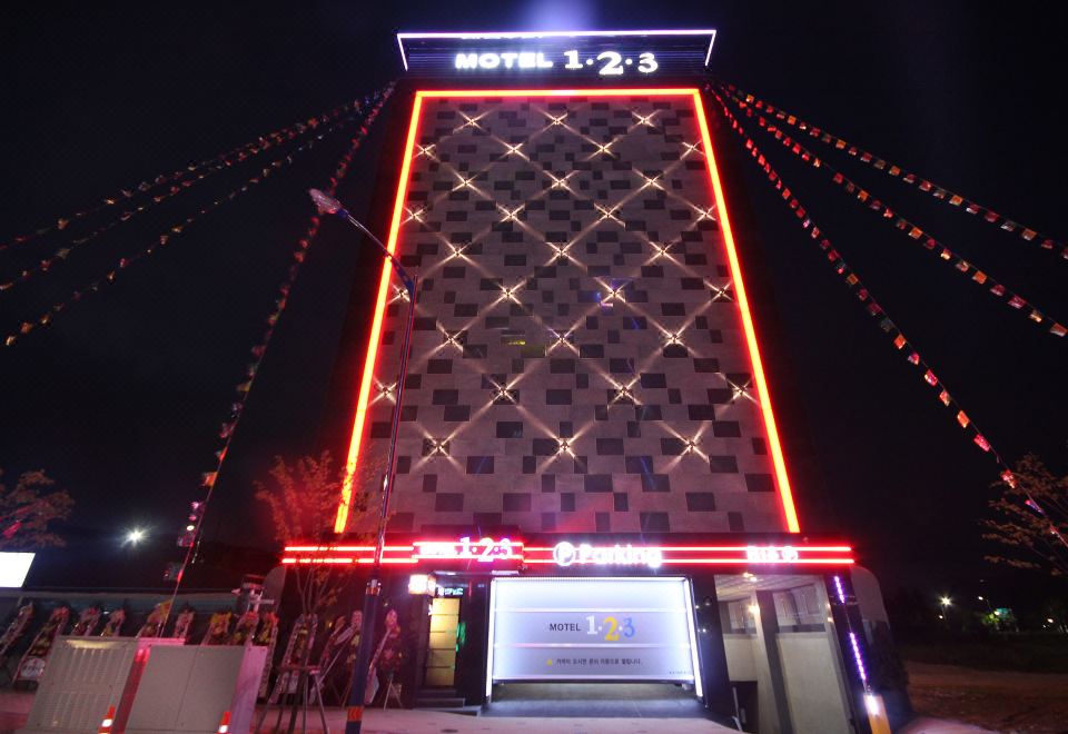 3. 모텔 123..