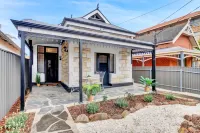 Noir Cottage | Glenelg North | 3Br | Netflix| BBQ 글레넬그 노스 비치 주변 호텔