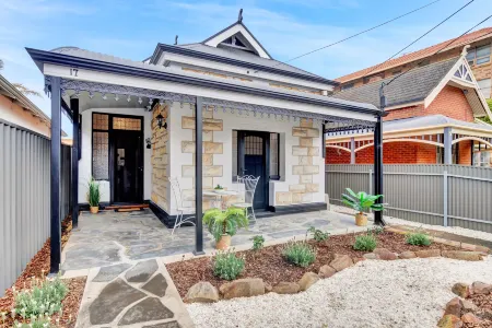 Noir Cottage | Glenelg North | 3Br | Netflix| BBQ