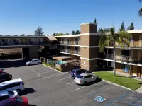 Quality Inn & Suites Anaheim Maingate - موقف سيارات