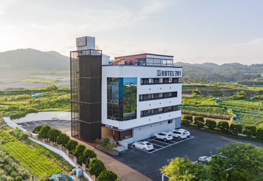 포항 구룡포 호텔 701의 객실 전경