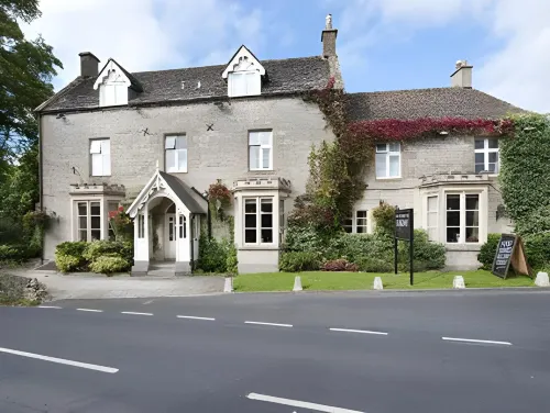 Royal George Hotel by Greene King Inns Hotel di Colesbourne