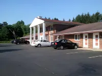 Colonial Inn Mercer-Grove City - parking