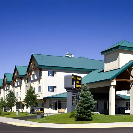 Gray Wolf Inn & Suites