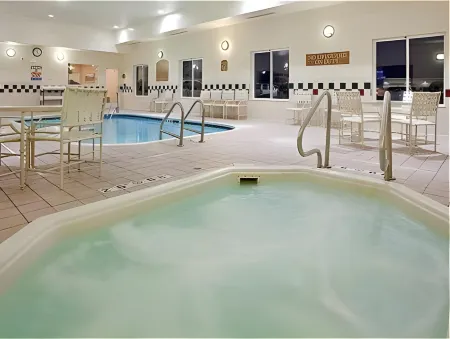 Holiday Inn Express & Suites Lawrence by IHG Отели рядом с достопримечательностью «Университет Канзаса»