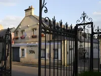 Hôtel le Bayeux Hotel dekat Bayeux's Train Station