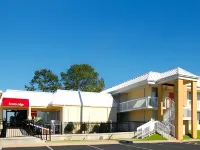 Econo Lodge - Pools