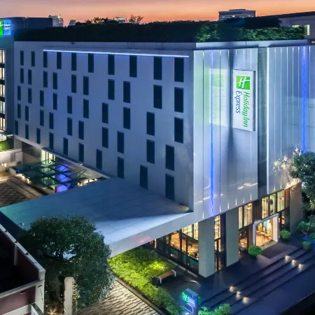 Holiday Inn Express BANGKOK SOI SOONVIJAI by IHG Отели рядом с достопримечательностью «Станция экспресс-поезда Ramkhamhaeng»