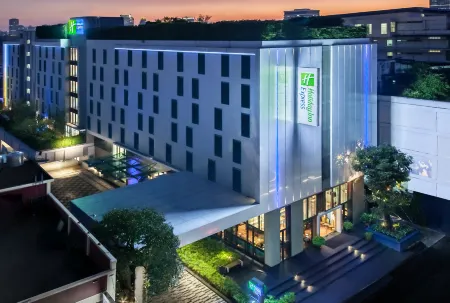 Holiday Inn Express Bangkok Soi Soonvijai Отели рядом с достопримечательностью «A R Sutton & Co Engineers Siam»