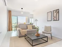 Sanders Cruise - Modern 1-Bdr Apt with Balcony 리마솔 호텔