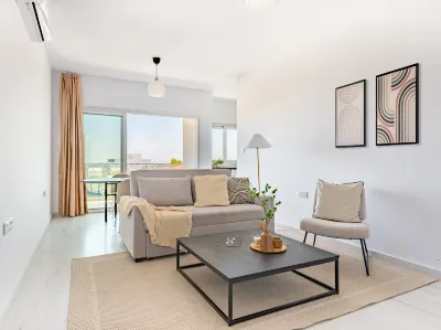 Sanders Cruise - Lovely 1-Bdr Apt with Balcony Отели в г. 