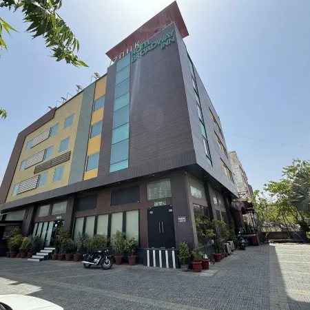 Broadway Inn Отели рядом с достопримечательностью «Торговый центр Pink Square Mall»