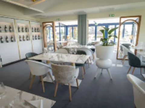 Best Western Plus le Roof バンヌのホテル