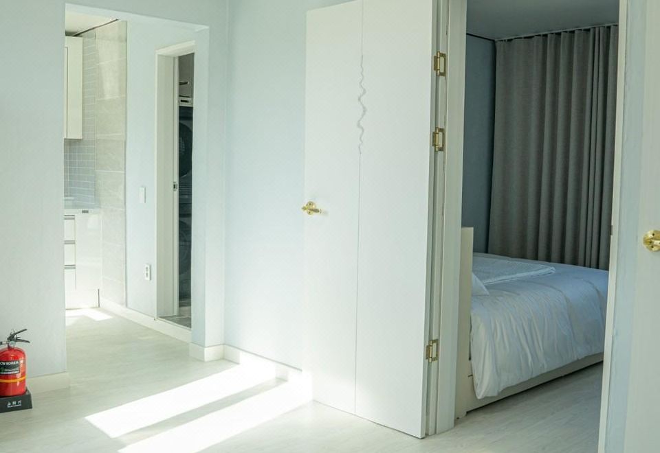 [누아 호텔의 외부 야경 이미지]