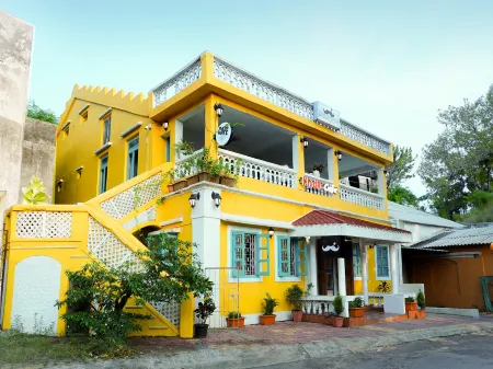 Moustache Daman Отели рядом с достопримечательностью «Мирасол Лейк Гарден»