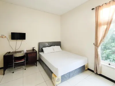 Hasana Guest House Syariah near Royal Plaza RedPartner Hotel di Kecamatan Wonocolo