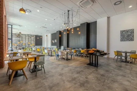 Campanile Warszawa Polnoc Отели рядом с достопримечательностью «Multioutlet Sp. z o.o.»