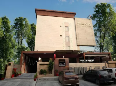 Pinnacle by Click Hotels, Lucknow Hotel berhampiran Lapangan Terbang Antarabangsa Chaudhary Charan Singh