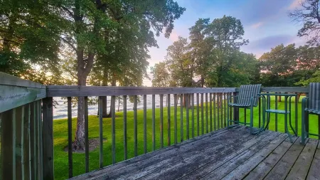 Peaceful End-Unit With Panoramic Lake Views! Perfect For All Seasons!