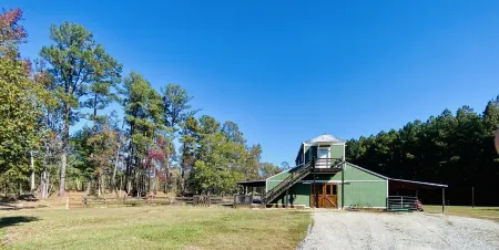 Barn Loft on Gated Farm Отели в г. Чикод