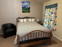 10 minutes to Glacier! Family-friendly home with porch & swing 더 루프 트레일헤드 주변 호텔