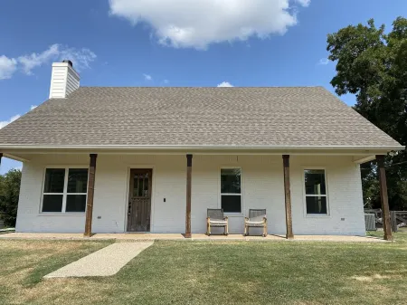 Close to Baylor & Silos: 3 BR Home Pickleball Court, Ping Pong Table & Barn
