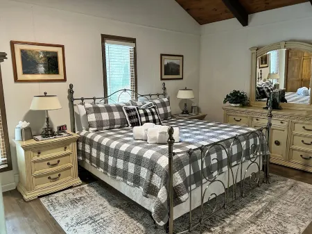 NEW Papa's Place on 1st hole Linville Land Harbor Pet Friendly