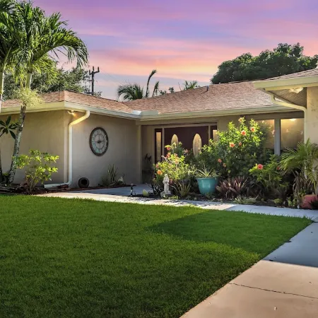 Naples Retreat, Game Room + Pool, Table & Darts, Fenced Yard, Pet Friendly