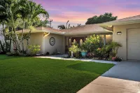 Naples Retreat, Game Room + Pool, Table & Darts, Fenced Yard, Pet Friendly 임페리얼 스퀘어 쇼핑센터 주변 호텔