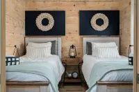 Adorable Cabin. Cozy & comfy. Coffee bar, firepit, horseshoes, hammock, grill
