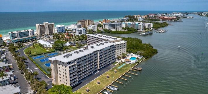 Intracoastal w/Private Balcony★ - Steps to Beach ☼ インディアン・ショアーズのホテル