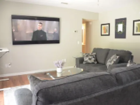 The Perfect Spot: 2-Bedroom Apt - Centrally located in fabulous Enterprise! エンタープライズのホテル