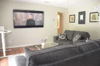 The Perfect Spot: 2-Bedroom Apt - Centrally located in fabulous Enterprise!