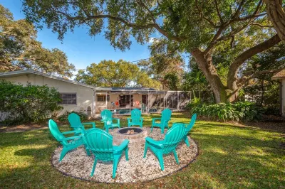 Lovely home! HEATED pool, firepit, 2 King beds ~ 15 mins to Clearwater Beach! Hotels near Countryside Square