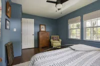 Stylish mountain cottage walkable to downtown with private backyard.