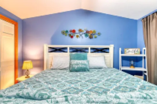 Cozy Lakefront Home Steps to Pool, Close to Lake & Skiing and All Fun Amenities