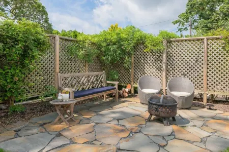 Chic modern beach cottage with heated pool Отели в г. Саутгемптон