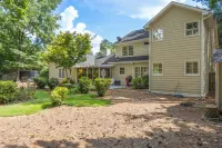 Big Beds for Everyone!  Braves Stadium only 2.5 miles away! 코크란 쇼얼스 유니트, 차타후치 리버 국립휴양지 주변 호텔