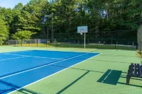 Walk to the River! 3 Story Cabin w/ Firepit~ Games ~ Fireplace~Covered deck!