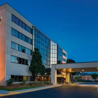 Embassy Suites by Hilton Milwaukee Brookfield Hotel dekat Kebun Binatang Wilayah Milwaukee
