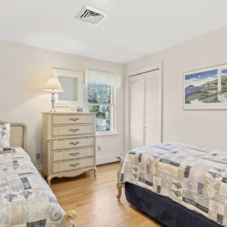 Beautiful Chatham, Sun Sand & Surf. 8/10 mile to beaches ,pet friendly home