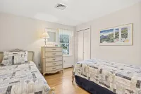 Beautiful Chatham,  Sun Sand & Surf.  8/10 mile to  beaches ,pet friendly home