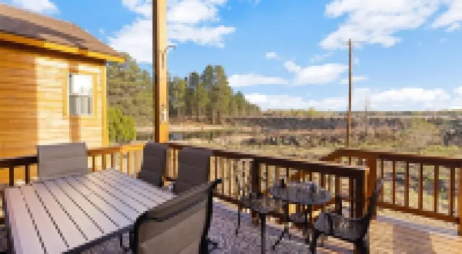 Water’s Edge Retreat,  Lake & Creek Views , Kayaks, Firepit, Massage,  Sleeps 10