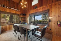 Cabin on 5 acres w/Full Gym, Steam Rm, Hot Tub. Pet Friendly. Near Glacier N.P.
