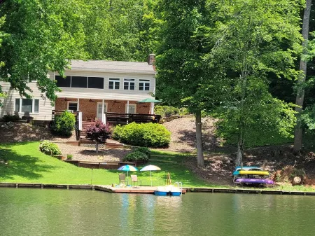 5 bdrm Lakefront Home-private lake! Accommodates 2-15 guests, great fishing too.