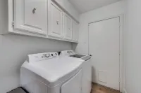 Ultimate Comfort & Modern Elegance in our Renovated Pool House with Hot Tub