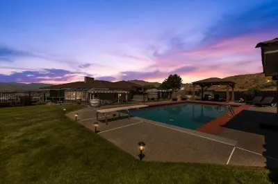 Wenatchee Mansion. 6500 sqft, pool, hot tub, 7 BR, theater, billiards and more! Hotels in 